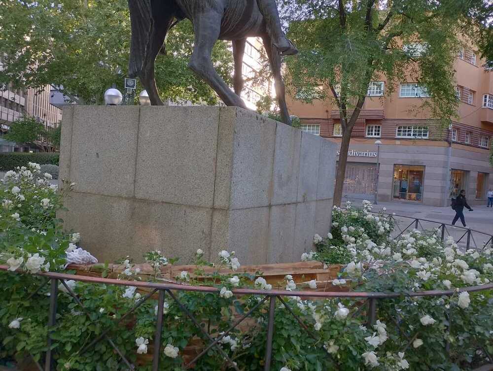 Destrozan la cruz de mayo de la Daga Dorada en el Pilar