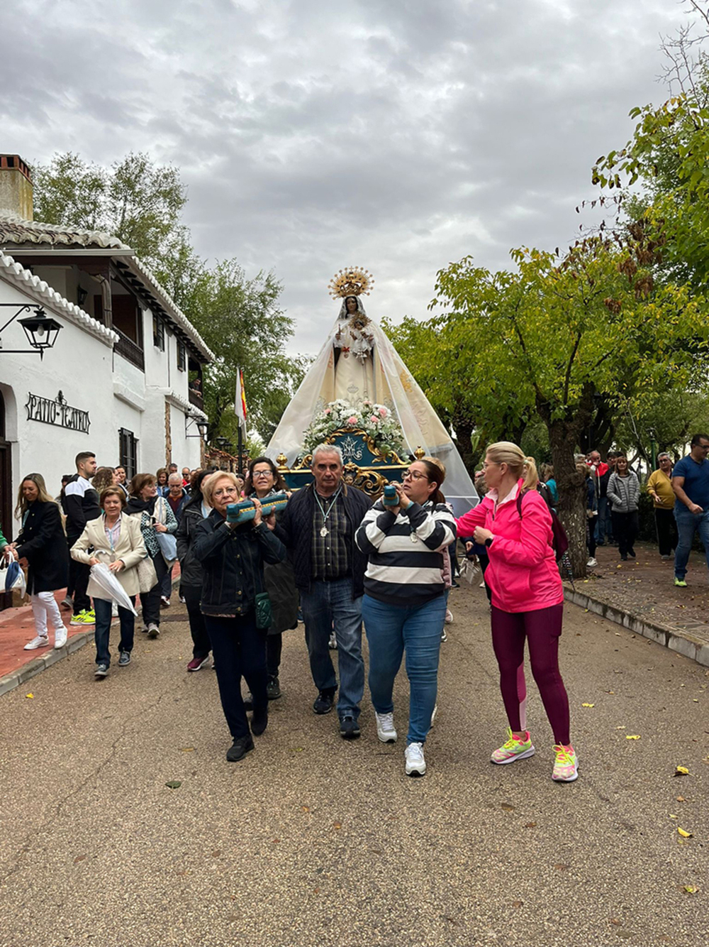 La patrona regresa a Almagro arropada por cientos de almagreño