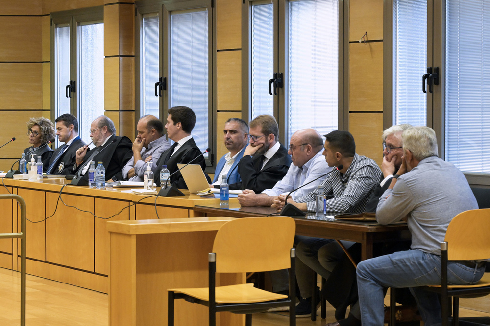 Abogados y acusados, durante la primera sesión del juicio celebrado en la Audiencia Provincial.