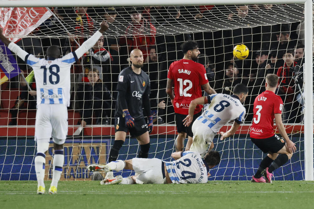 La Real gana a un Mallorca con diez toda la segunda parte