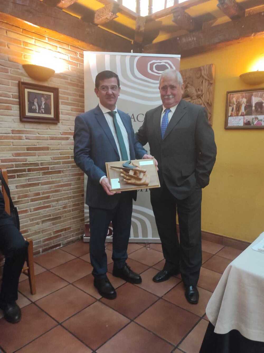 Santiago Briñas, premio de los empresarios de madera y corcho