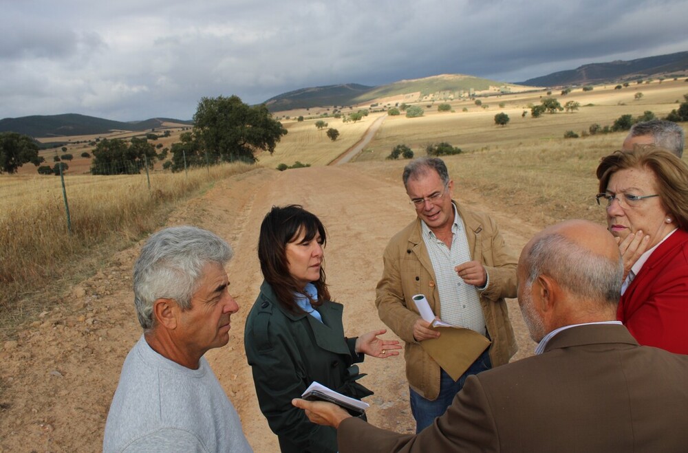 La Junta mejora los caminos en El Alcornocal con 300.000 euros