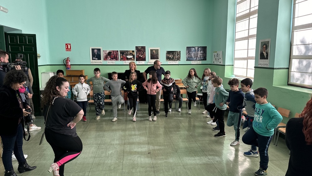 Más de 800 alumnos se acercan al mundo de la danza 