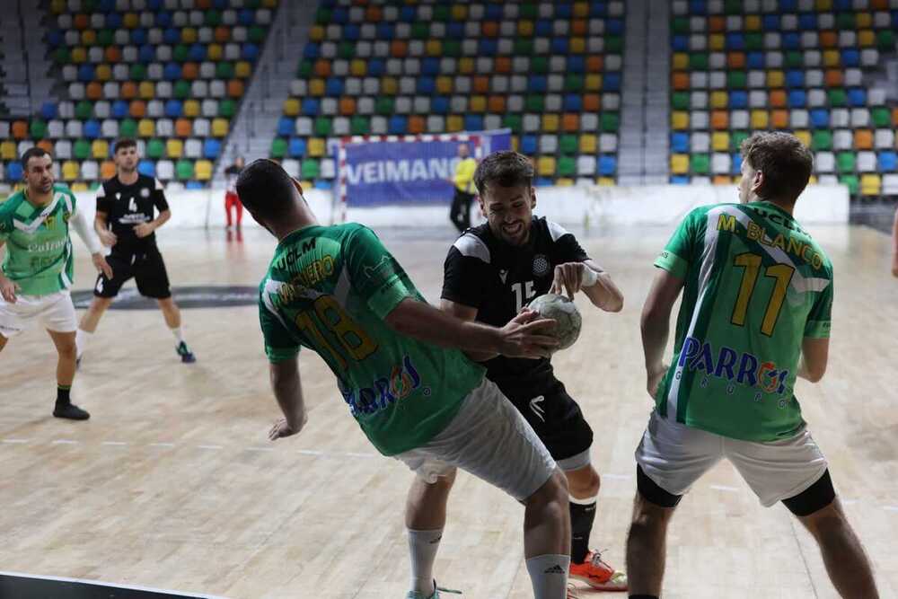 El pivote Jota Serrano (Alarcos), ante Candeleda y Miguel Blanco.