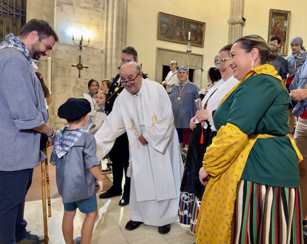 Ofrenda a la Virgen del Prado y reparto de la 'limoná' y el 'puñao' en el Prado