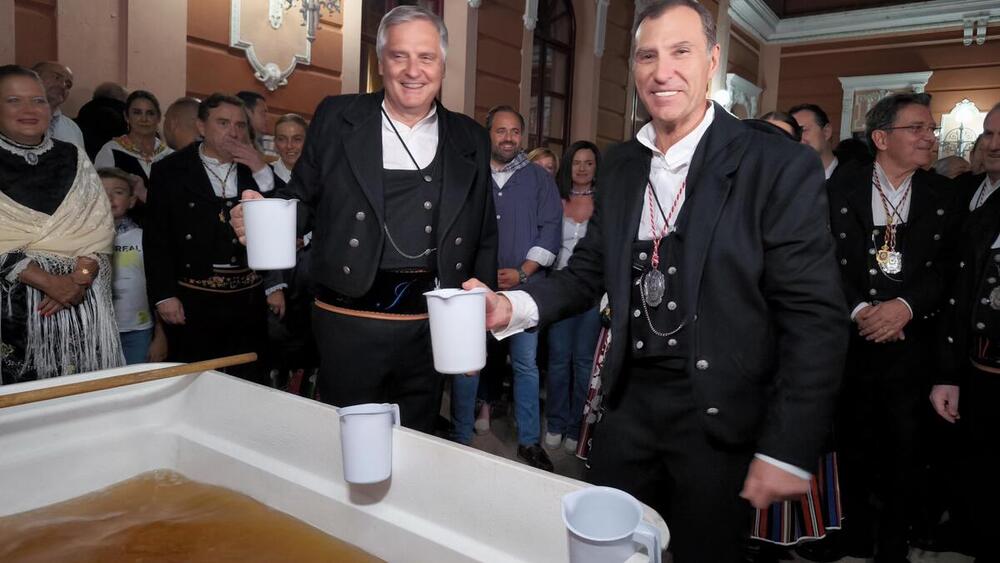 Ofrenda a la Virgen del Prado y reparto de la 'limoná' y el 'puñao' en el Prado