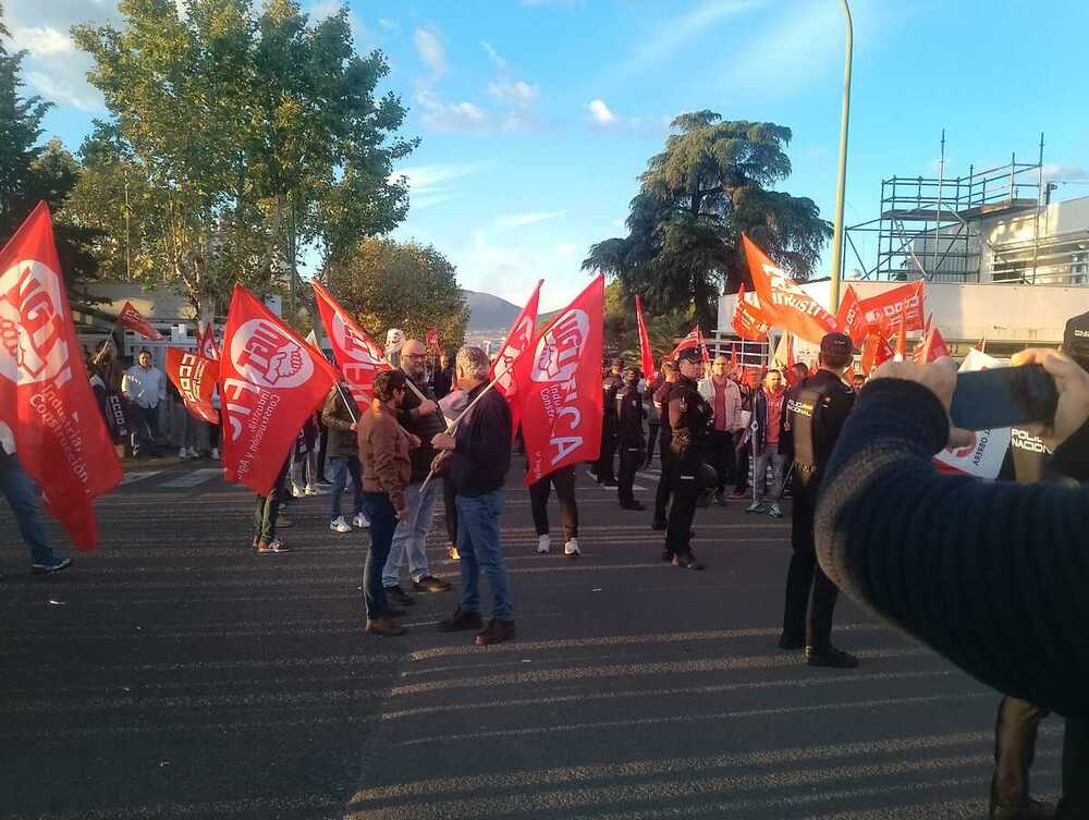 UGT cifra en un 100% el seguimiento de la huelga en Navec