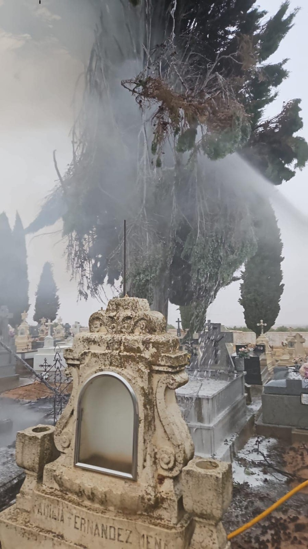 Un rayo provoca un incendio en el cementerio de Cózar