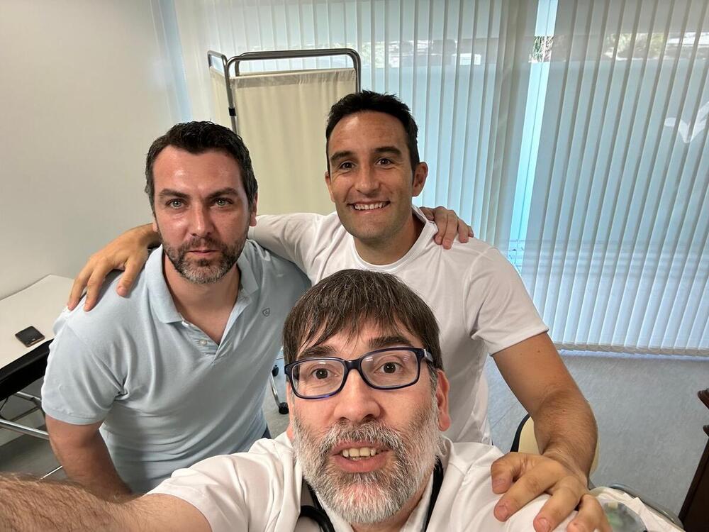 Dámaso Arcediano Monescillo, con los profesionales de Cardiorreal.