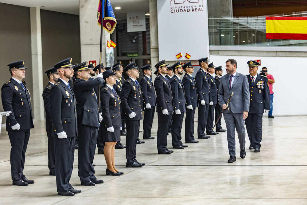 La Policía Nacional entrega 15 condecoraciones por su patrón