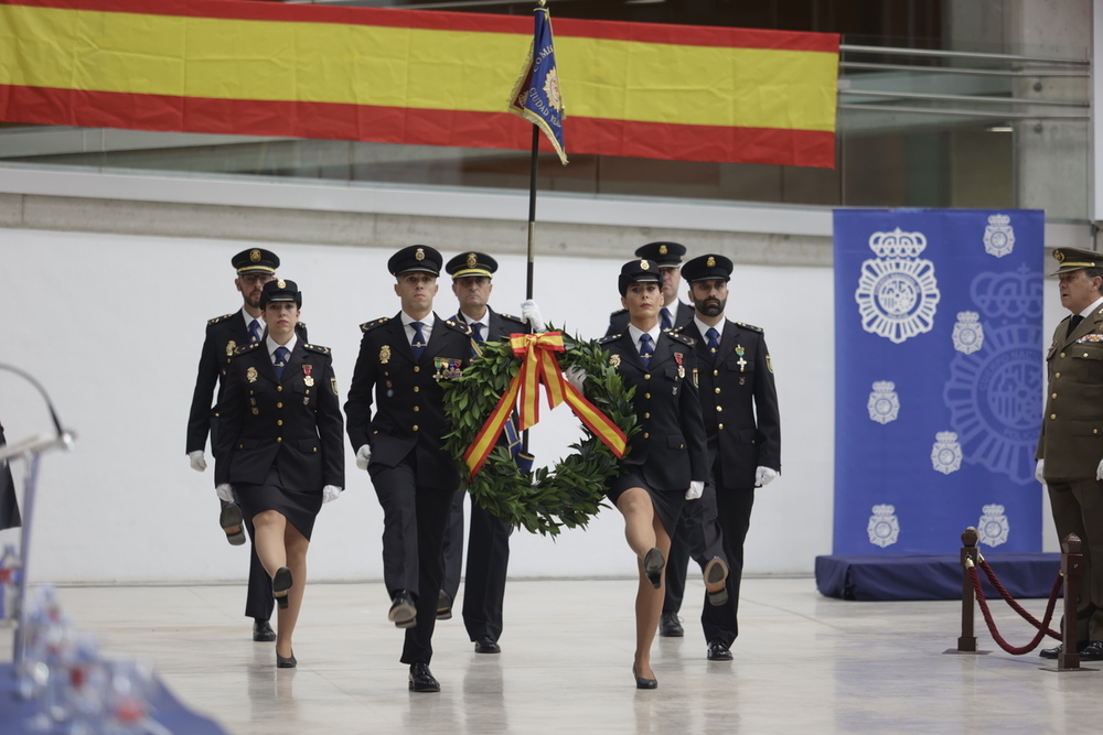 La Policía Nacional entrega 15 condecoraciones por su patrón