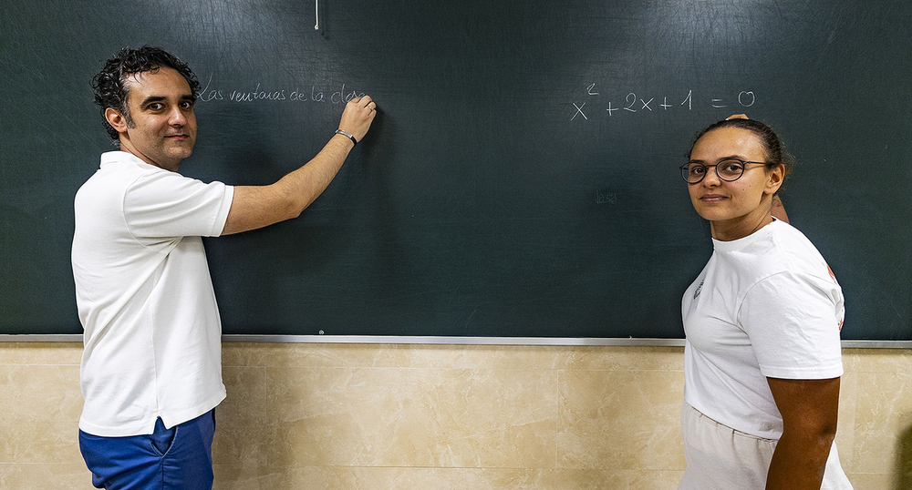 Javier Sánchez y Gema Ruiz, profesores de Lengua y Matemáticas, en el colegio Hermano Gárate de la capital.