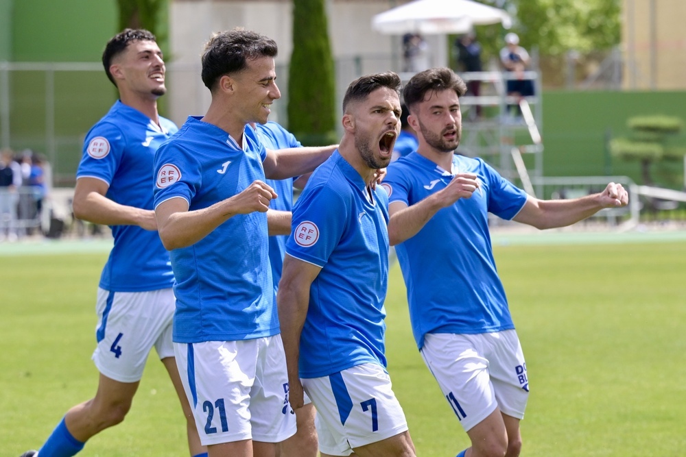 José Ramón (7) celebra el 1-0 con sus compañeros.