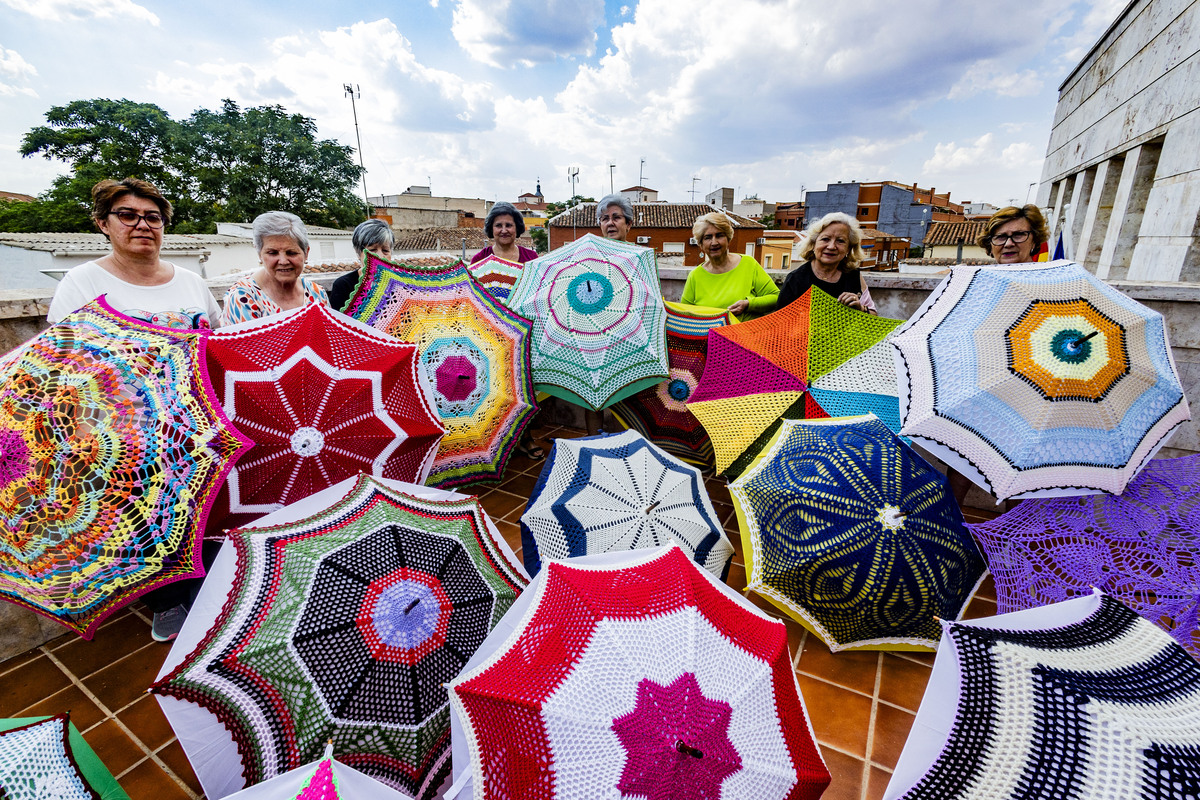 Elaboración de paraguas de ganchillo en Valdepeñas en el centro de Mayores Lucero, para ponerlos éste verano en las calle de Valdepeñas