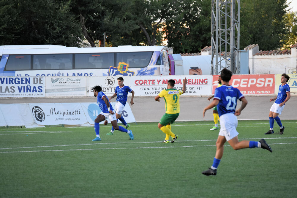 Carlos Arroyo (9) remata en el área un centro de Kuku pero Adri López evitó el gol.