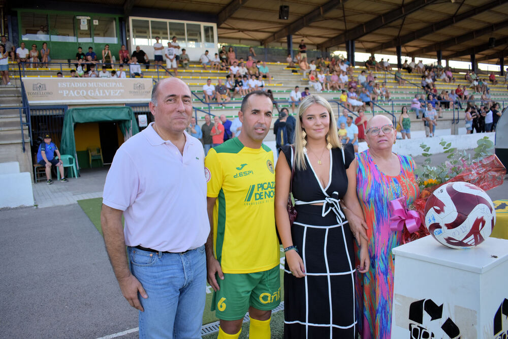 Entrega del ramo de flores antes del partido.