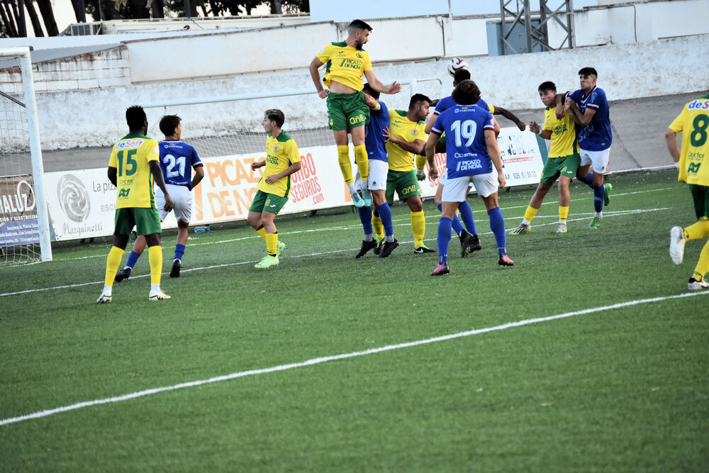 Berlanga se impone con su salto a todos para despejar de cabeza.