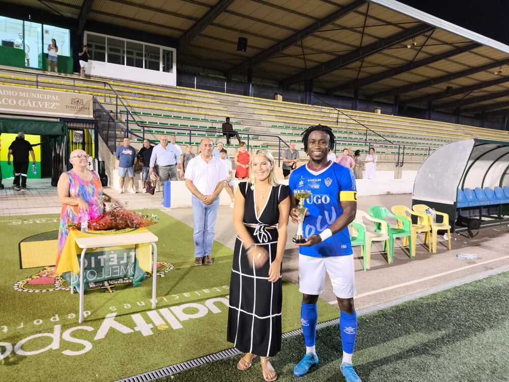 El capitán del Socuéllamos, con el trofeo de campeón.