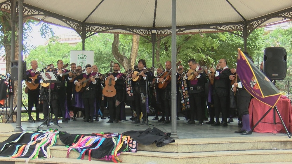 300 mayores disfrutan del concierto de la Tuna Universitaria