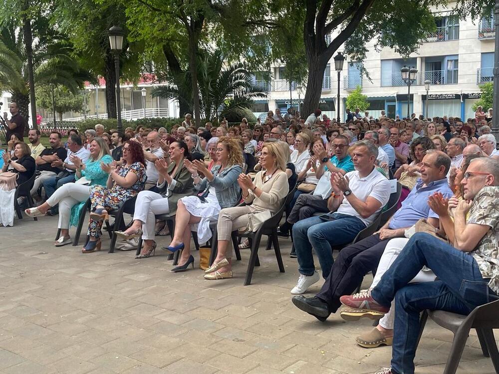 300 mayores disfrutan del concierto de la Tuna Universitaria