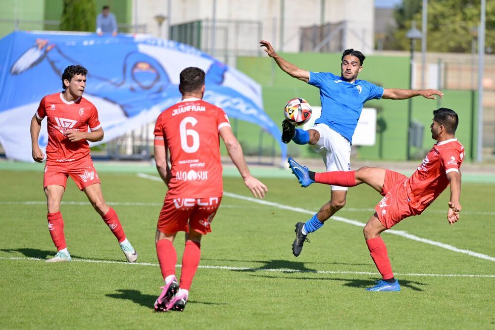 Van Rooijen disputa un balón entre tres rivales.