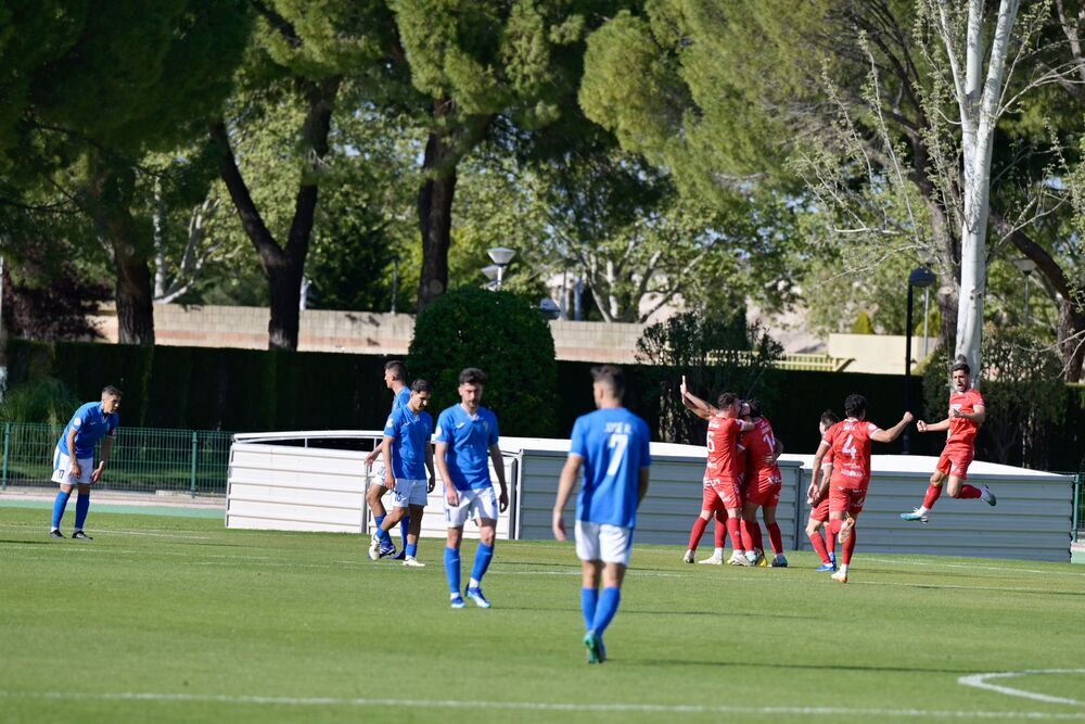 Castro, con las manos arriba, pide perdón tras marcar el 0-1 a su exequipo.