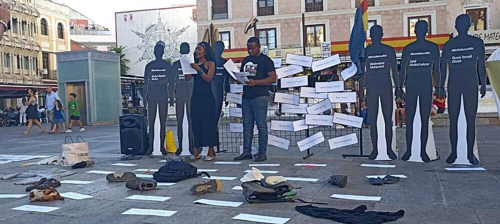 Decenas de personas recuerdan a las víctimas de Melilla