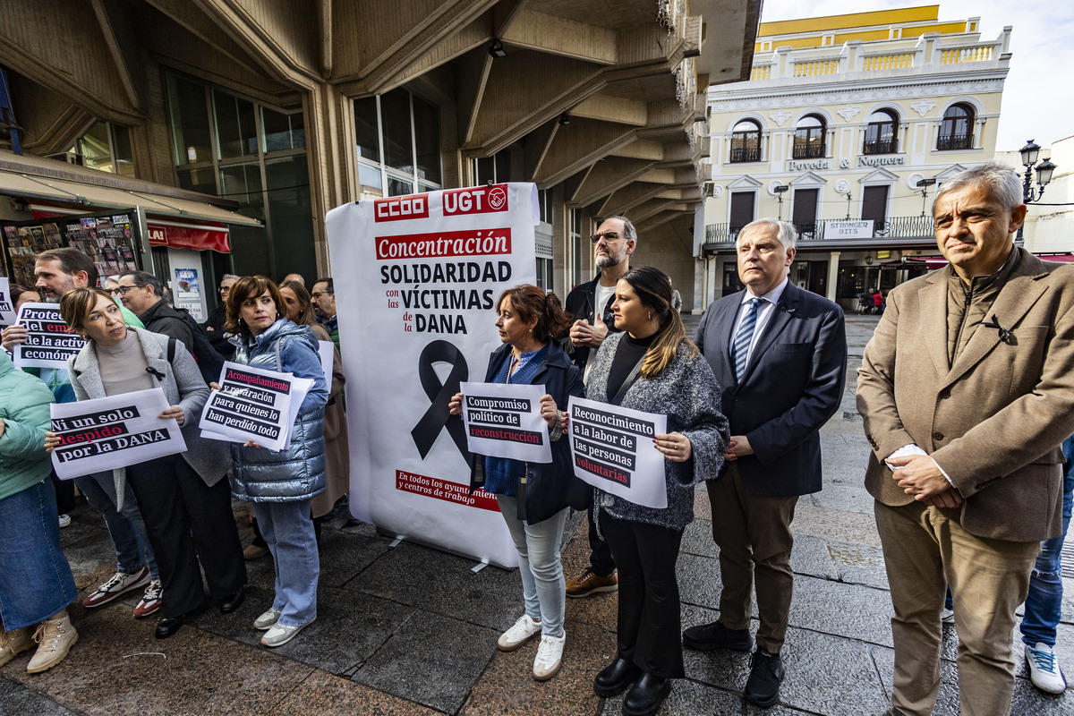 concentración de los trabajadores de los comercios de ciudad real por la soliraridad con los afectados por la Dana de Valencia, organizado por CCOO, USO y UGT con asistencia de Francisco Cañizares  / RUEDA VILLAVERDE