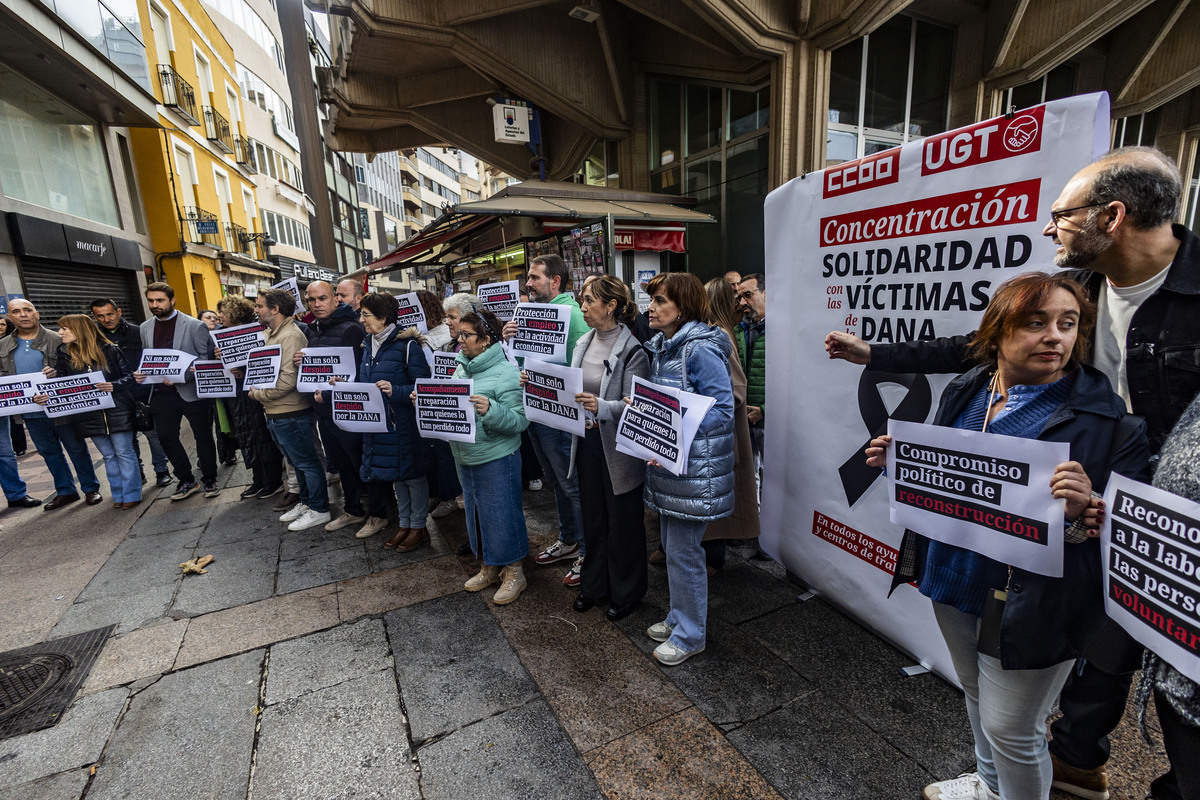 concentración de los trabajadores de los comercios de ciudad real por la soliraridad con los afectados por la Dana de Valencia, organizado por CCOO, USO y UGT con asistencia de Francisco Cañizares