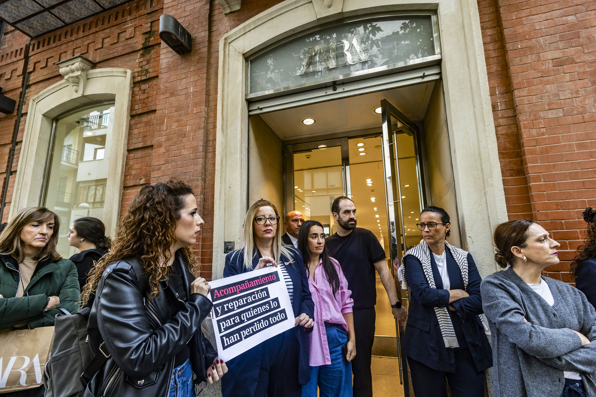 concentración de los trabajadores de los comercios de ciudad real por la soliraridad con los afectados por la Dana de Valencia, organizado por CCOO, USO y UGT con asistencia de Francisco Cañizares  / RUEDA VILLAVERDE