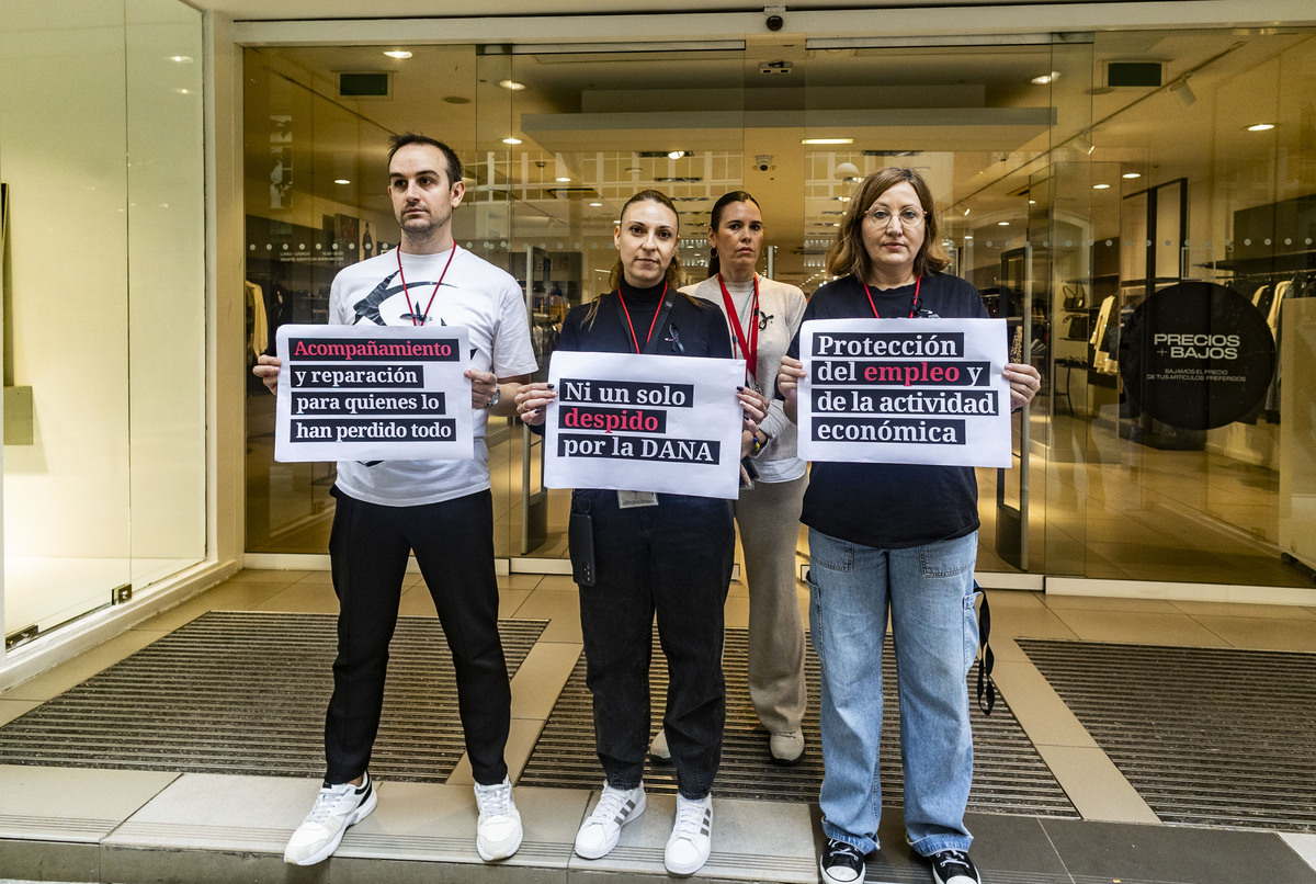 concentración de los trabajadores de los comercios de ciudad real por la soliraridad con los afectados por la Dana de Valencia, organizado por CCOO, USO y UGT con asistencia de Francisco Cañizares  / RUEDA VILLAVERDE