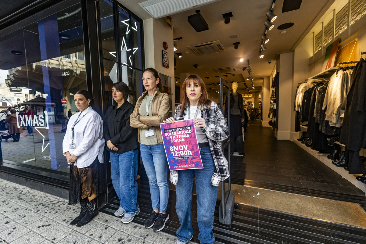 concentración de los trabajadores de los comercios de ciudad real por la soliraridad con los afectados por la Dana de Valencia, organizado por CCOO, USO y UGT con asistencia de Francisco Cañizares  / RUEDA VILLAVERDE