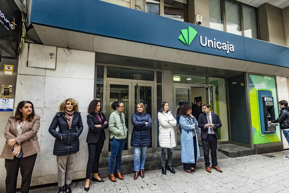 concentración de los trabajadores de los comercios de ciudad real por la soliraridad con los afectados por la Dana de Valencia, organizado por CCOO, USO y UGT con asistencia de Francisco Cañizares  / RUEDA VILLAVERDE