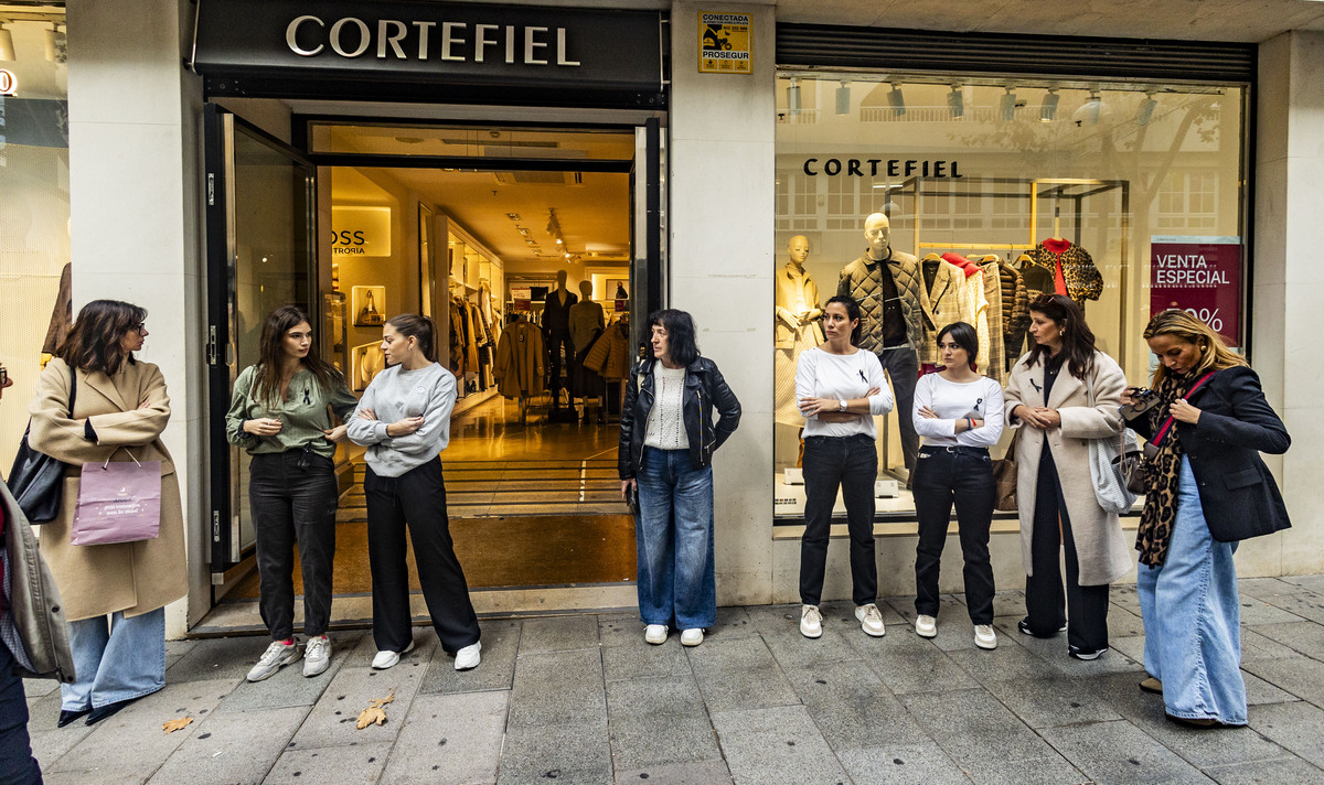 concentración de los trabajadores de los comercios de ciudad real por la soliraridad con los afectados por la Dana de Valencia, organizado por CCOO, USO y UGT con asistencia de Francisco Cañizares  / RUEDA VILLAVERDE