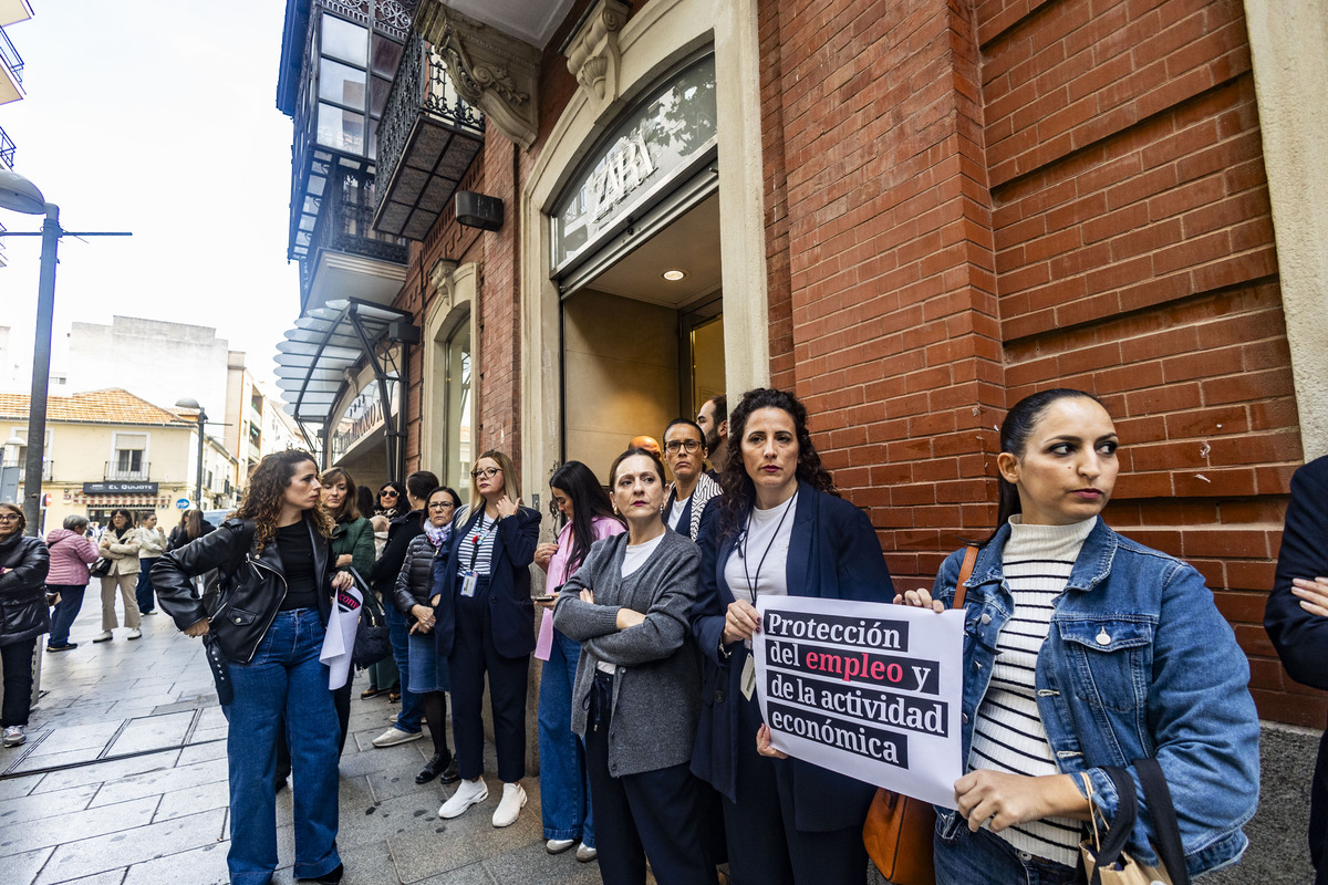 concentración de los trabajadores de los comercios de ciudad real por la soliraridad con los afectados por la Dana de Valencia, organizado por CCOO, USO y UGT con asistencia de Francisco Cañizares  / RUEDA VILLAVERDE