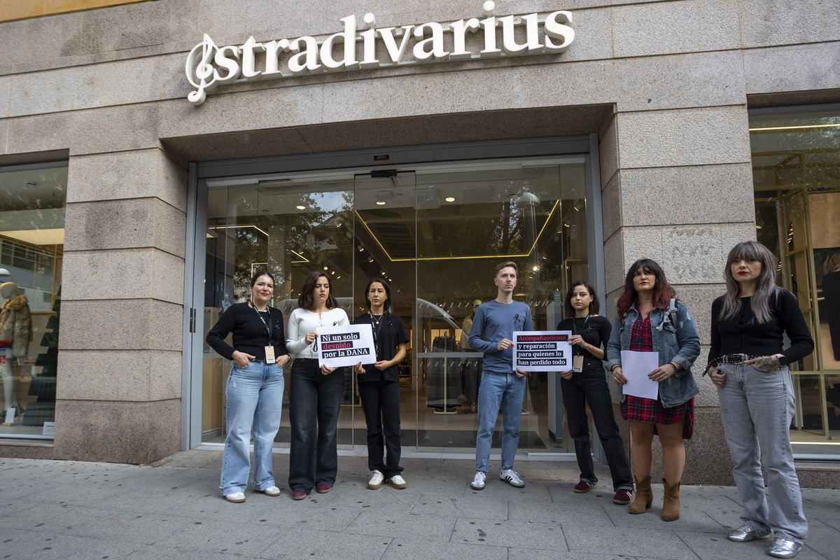 concentración por la dana de Valencia en el banco Santander, concentración por la dana de Valencia en Stradivarius  / TOMÁS FERNÁNDEZ DE MOYA