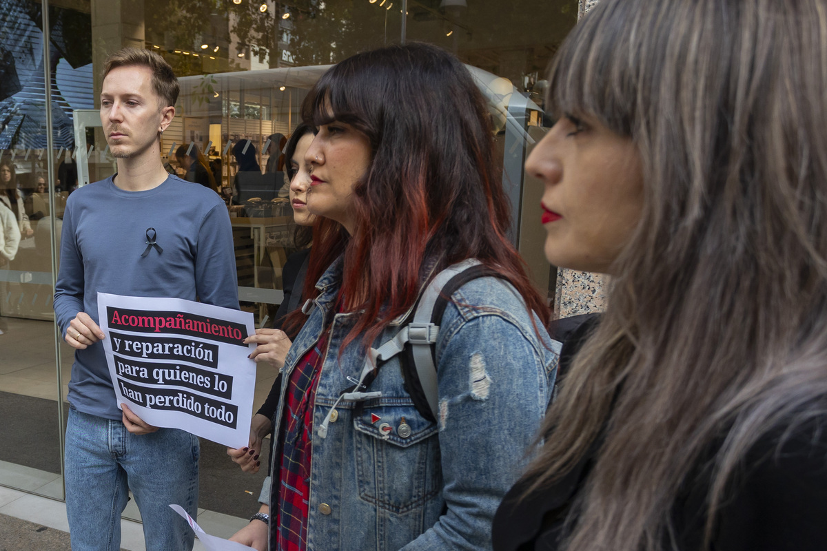 concentración por la dana de Valencia en el banco Santander, concentración por la dana de Valencia en Stradivarius  / TOMÁS FERNÁNDEZ DE MOYA