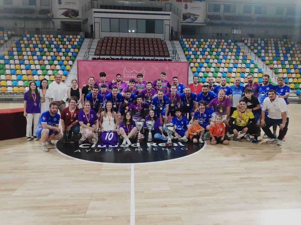 Los finalistas, y el equipo campeón en categoría femenina.