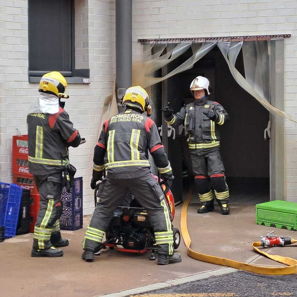 El SCIS participa en un simulacro por fuego en el hospital 