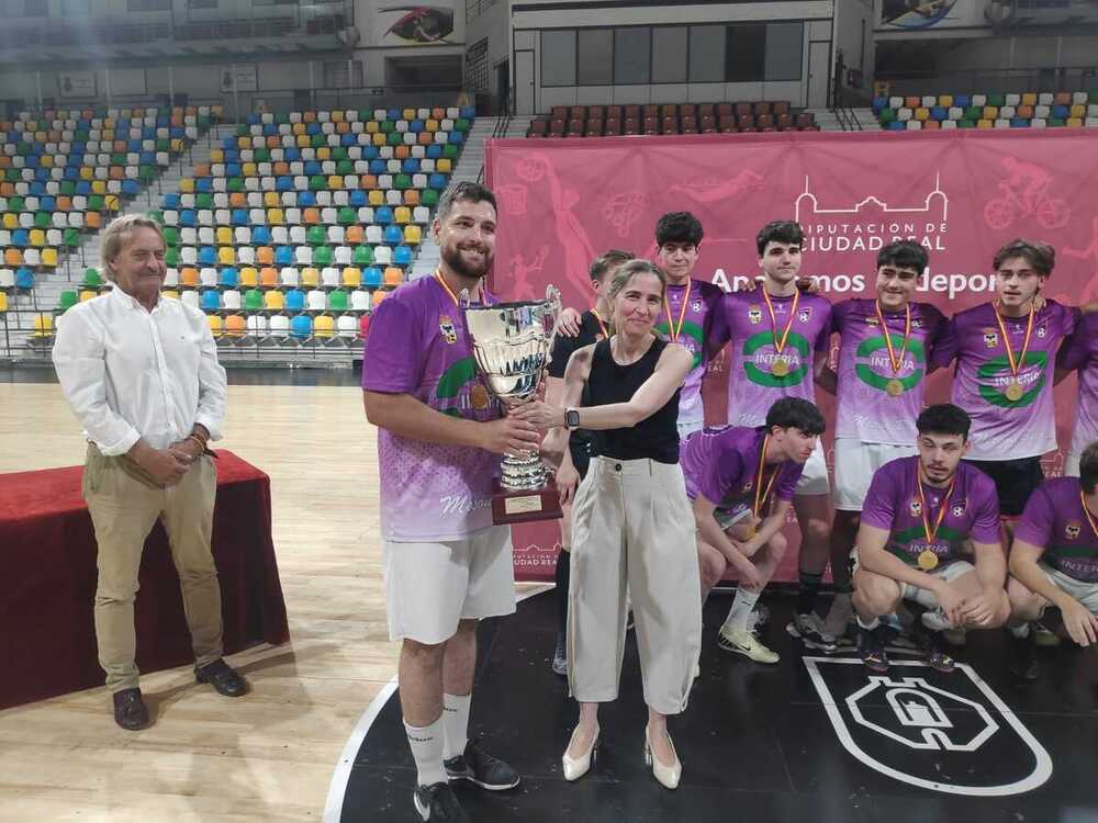 Milagros Calahorra hace entrega del trofeo de campeón al capitán de Los Cortijos.