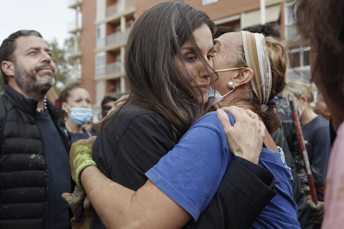 Insultos y lanzamiento de barro a la comitiva de los reyes al llegar al centro de Paiporta  / ANA ESCOBAR