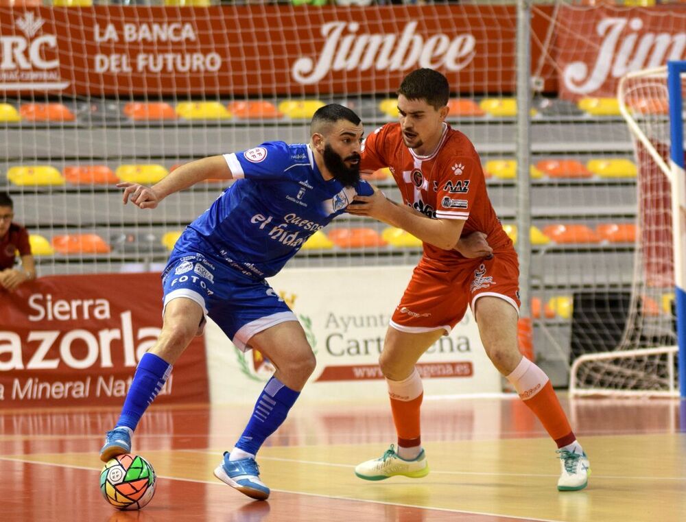 Juan Emilio protege un balón ante Mellado, jugador del Cartagena, en los cuartos de final del torneo.