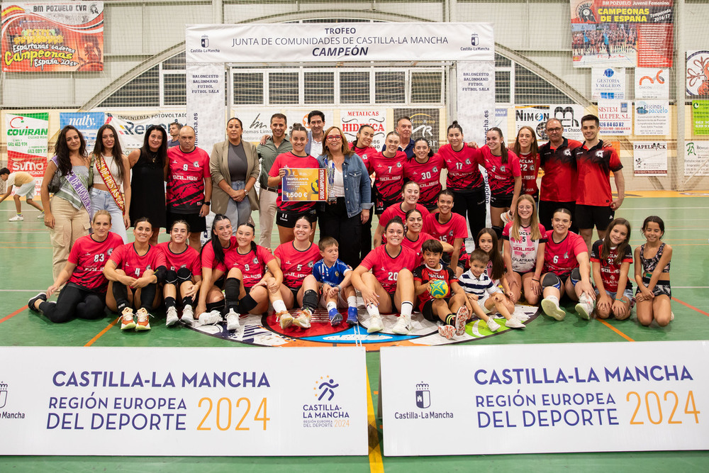 La plantilla del Soliss Pozuelo, en la entrega de trofeos.