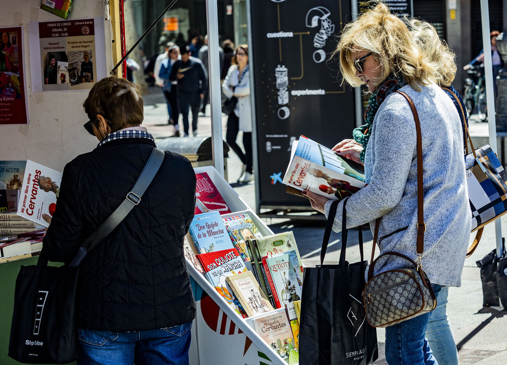 Clientes en la Feria del Libro durante el último día.