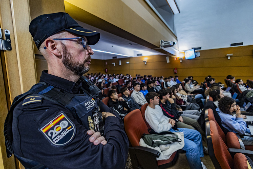 La Policía forma a los futuros maestros en ciberseguridad