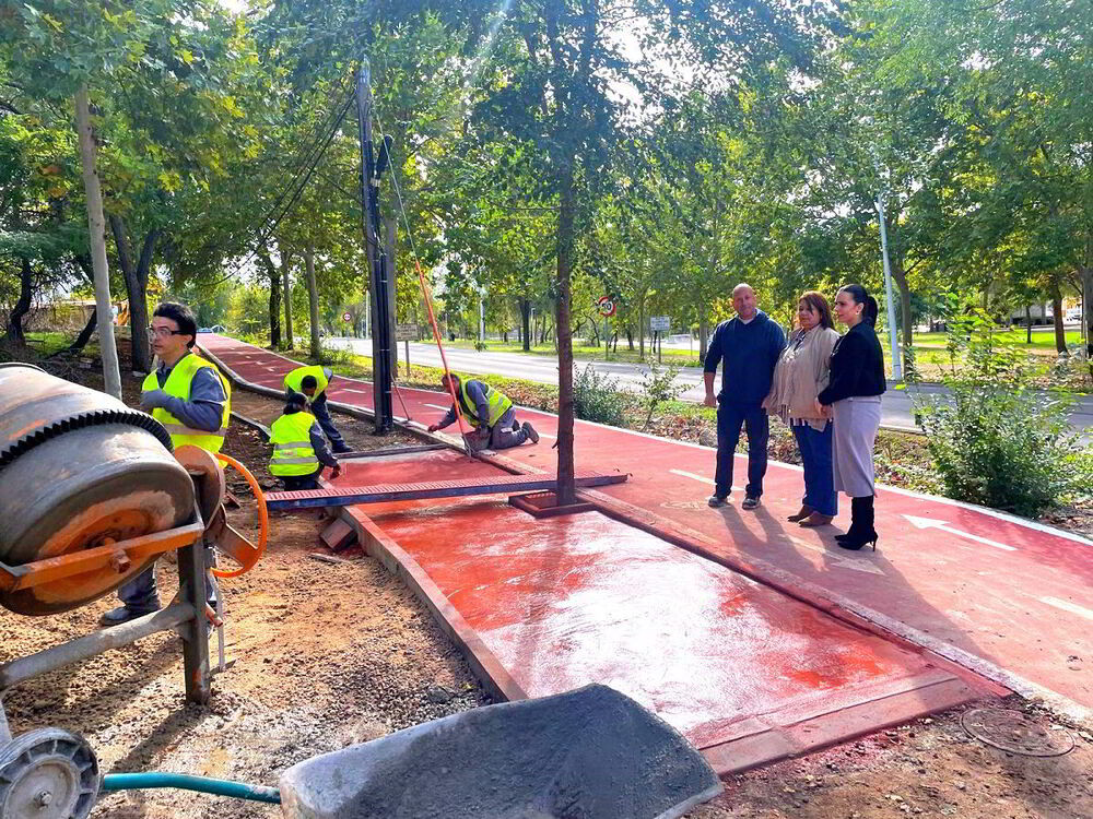 Trabajadores de Recual pavimentan el camino del entorno minero