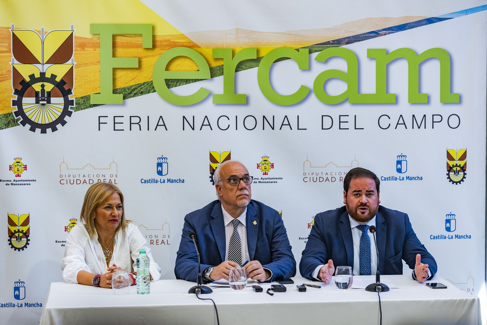 El alcalde de Manzanares entre el concejal de Ferias Comerciales y la directora de Fercam.