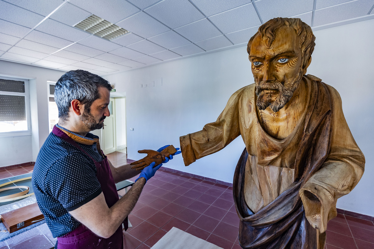 Oscar Patón restaurador del paso de la Santa Cena, restauración del Paso de la Santa Cena de Ciudad Real  / RUEDA VILLAVERDE