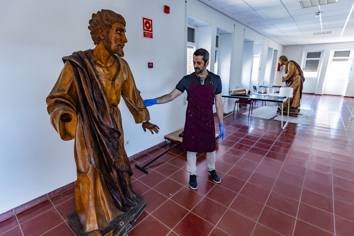 Oscar Patón restaurador del paso de la Santa Cena, restauración del Paso de la Santa Cena de Ciudad Real  / RUEDA VILLAVERDE