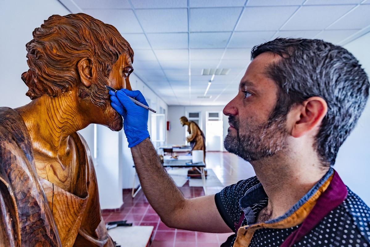 Oscar Patón restaurador del paso de la Santa Cena, restauración del Paso de la Santa Cena de Ciudad Real  / RUEDA VILLAVERDE